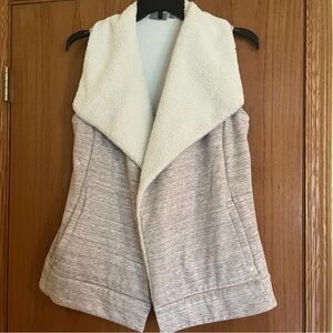 🎯Small Athleta Apres Anything Women's Sherpa Vest. Ideal for layering.